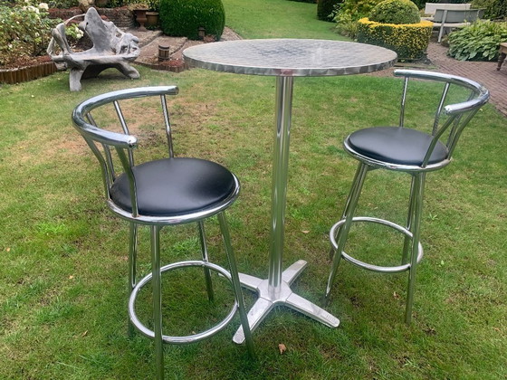 Image 1 of Mesa de bar con dos sillas de bar, circa 1983