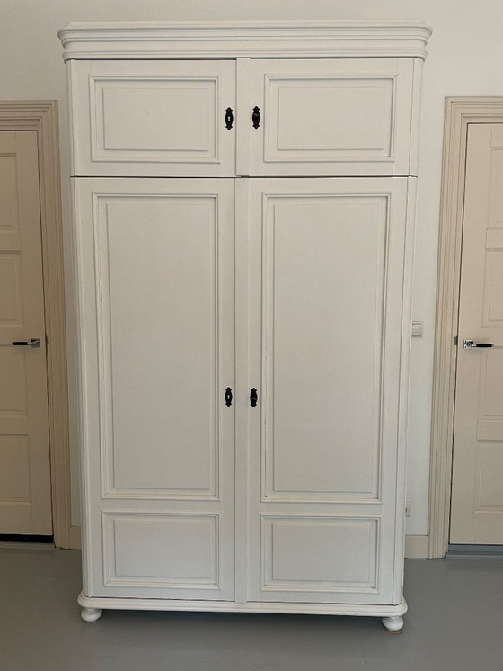 Image 1 of Set aus zwei großen Old Basics-Kleiderschränken und passender Kommode – Weißes Massivholz