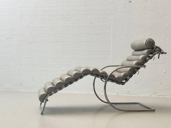 Image 1 of Elegante tumbona con tapicería y posición reclinable ajustable