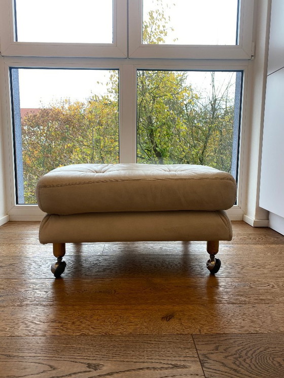 Gestoffeerde voetenbank met wielen, crème, Sormani, Hockers en poefs, Leer, Hout, Vintage (foto 2 van 10)