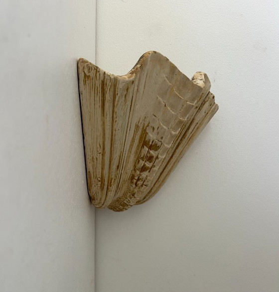 Image 1 of Paar vintage schelpvormige wandlampen, beige gepatineerd gips, Frankrijk, 1940