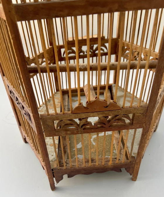 Image 1 of Dekorativer handgefertigter Vogelkäfig mit Holzvogel – Asien, ca. 1950er–1960er Jahre