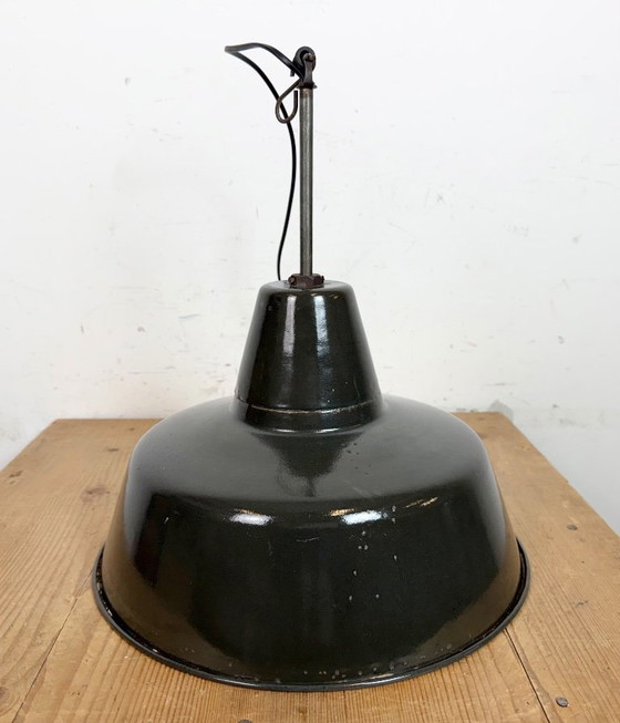 Image 1 of Industriële zwarte emaille fabriekslamp met ijzeren bovenkant, jaren 1950