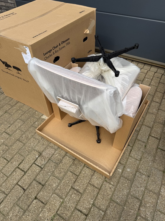 Image 1 of Poltrona lounge Vitra Eames XL + poggiapiedi, in pregiata pelle nera e palissandro Santos. NUOVA!!