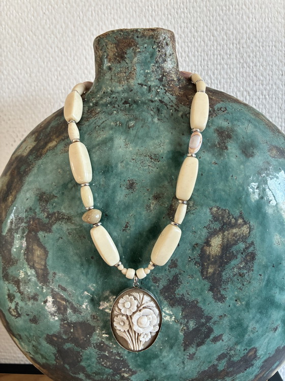 Image 1 of Nieuwe ketting met vintage kralen en steencamee lengte 49 cm