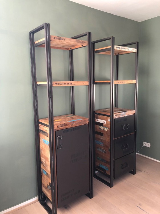 Wall cabinets – Metal (photo 3 of 11)