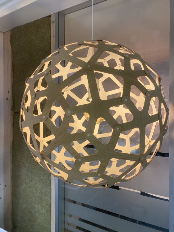 Image 1 of Pendente Coral 60 David Trubridge bianco e bambù