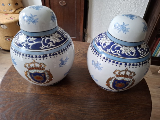 Set de 2 grandes macetas decorativas de porcelana Wong Lee con escudo de Versalles como decoración, pintadas (photo 2 of 15)