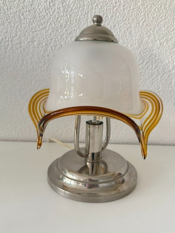 Image 1 of Lampe de table vintage de Murano en verre opale à bordure ambrée