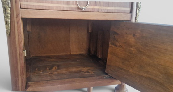 Image 1 of Tavolino laterale in stile Luigi XVI con intarsi, piano in marmo e decorazioni in bronzo dorato.