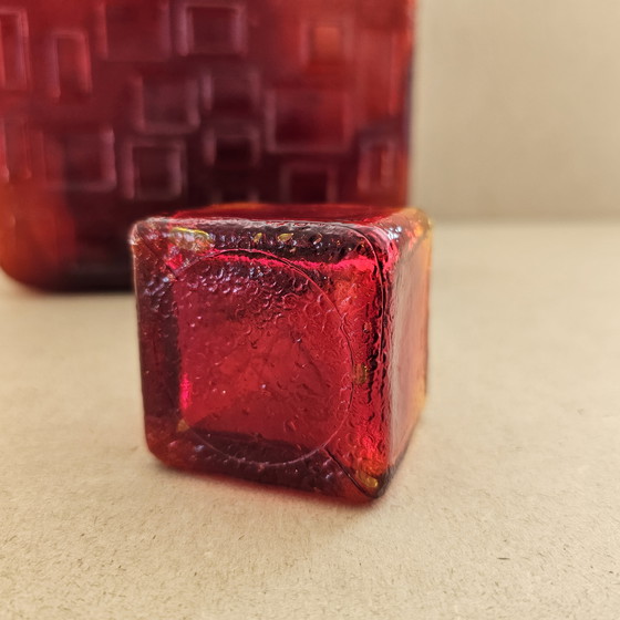 Image 1 of Vintage Italienische Rote Glas Karaffe mit Stopfen Empoli Glass 1960er-70er Jahre Dekoobjekt Relief geometrische Formen