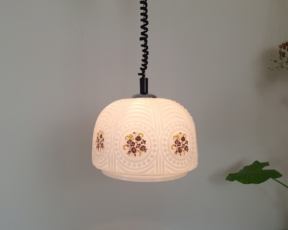 Image 1 of Lampada a sospensione vintage opalina, lampadario di metà secolo Sijaj Hrastnik