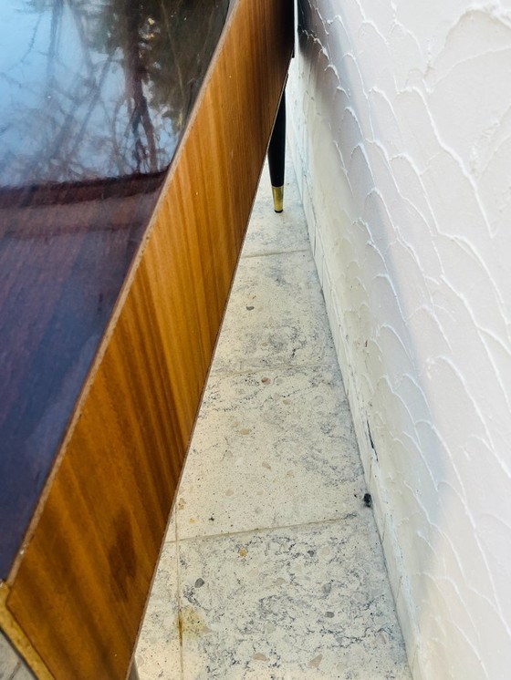 Image 1 of Vintage ladekast uit de jaren 60 met taps toelopende messing poten, Italiaans design.