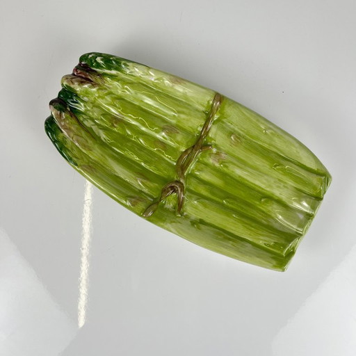 Piatto da asparagi italiano in barbotine, 1980