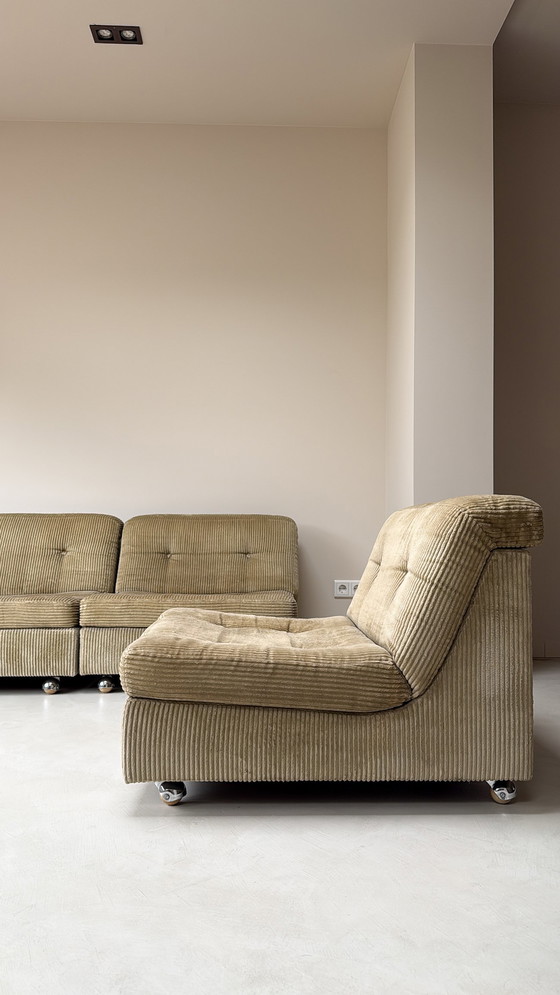 Image 1 of Trois éléments d'assise vintage en tissu velours côtelé