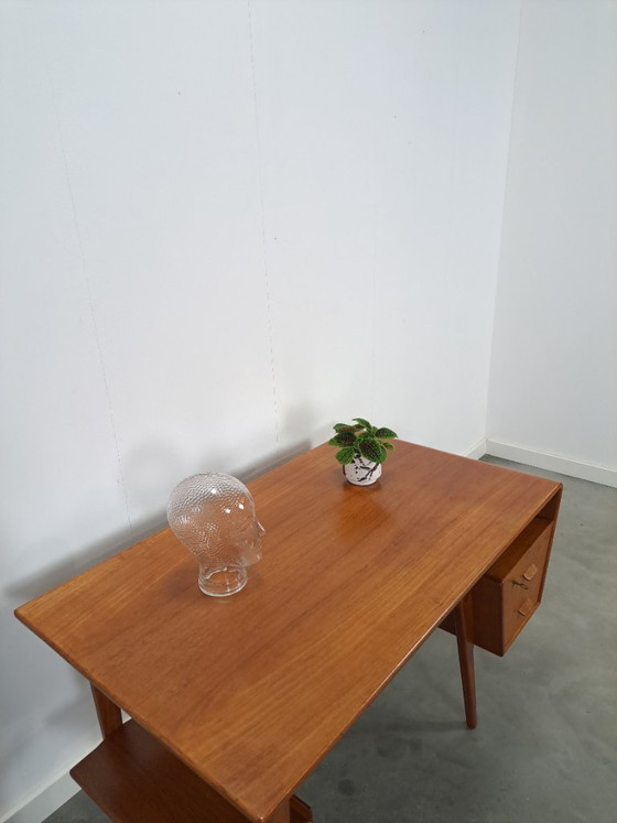 Image 1 of Teak vrijstaand partner bureau met schuine vormen, lades en extra uitschuifbaar werkblad