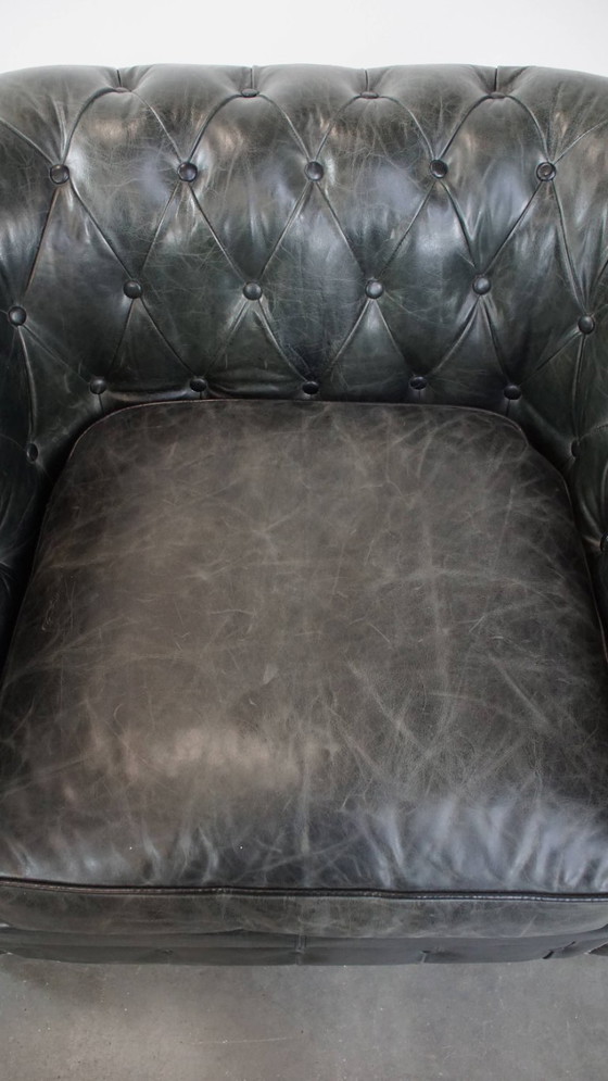 Image 1 of Ruime zwarte chesterfield fauteuil van generfd rundleer