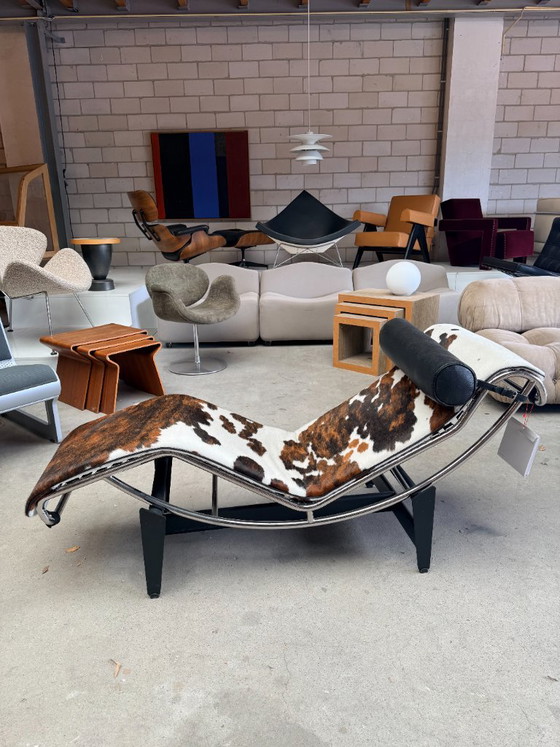 Cassina LC4 Chaiselongue in Pony von Le Corbusier – Chaise longue, Leather, Metal (photo 13 of 14)