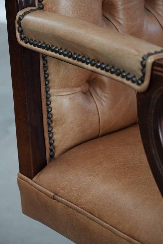 Image 1 of Rundleren en houten swiffel en tilt chesterfield bureaustoel in Engelse stijl op wieltjes