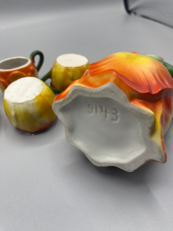 Service à liqueur 5 pièces Tulip Slipware des années 1950 – Vaisselle, Ceramic (photo 3 of 4)