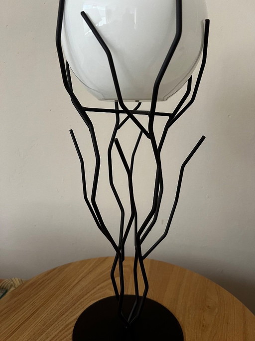 Objet brutaliste spécial avec sphère en verre opalin – decoratieve objecten, Glass, Iron (photo 2 of 5)