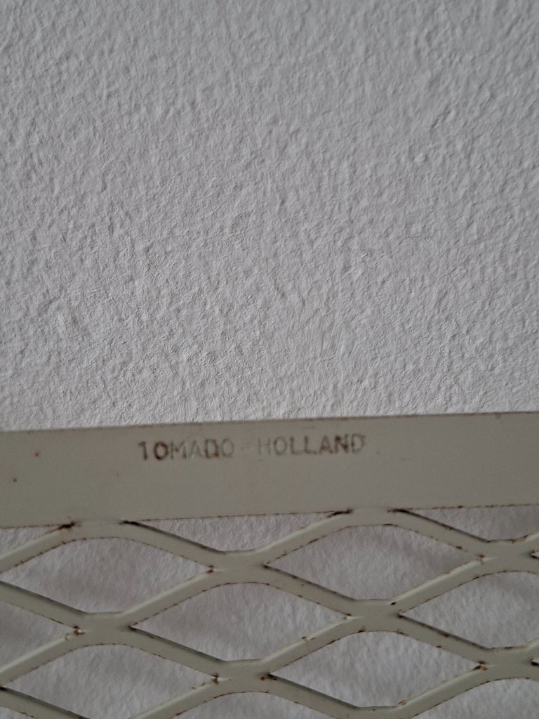 Raro revistero perforado Tomado Holland