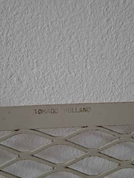 Raro revistero perforado Tomado Holland