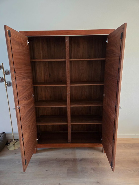 Image 1 of Hans Daalder Roots notenhout servieskast