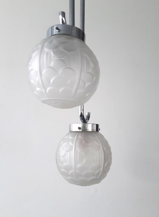 Image 1 of Lampada a sospensione classica art déco con attacco cromato e due sfere in vetro smerigliato