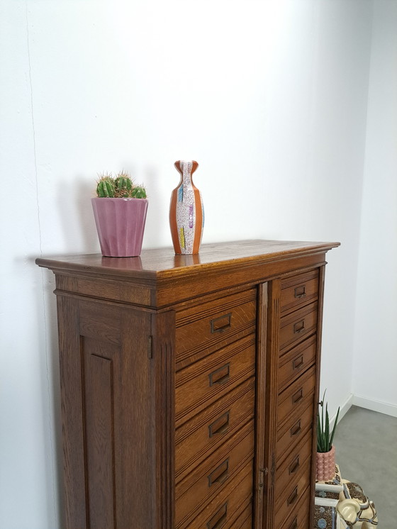 Image 1 of Ancienne commode d'archives en bois