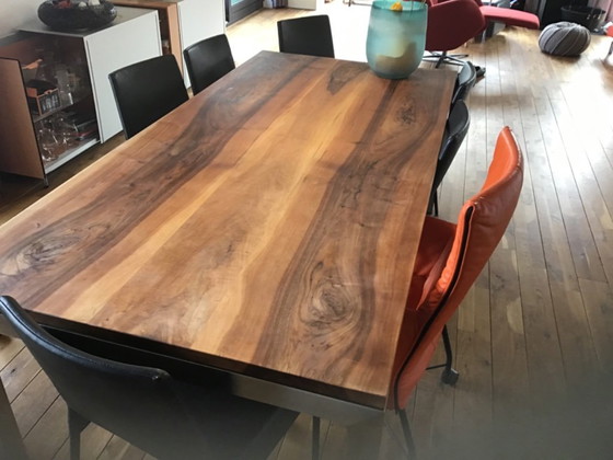 Image 1 of Massief notenhouten tafel met roestvrijstalen poten