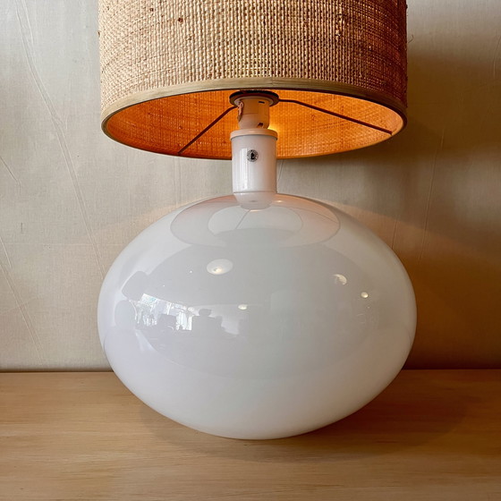 Image 1 of Lampe en verre opalin et abat-jour en rotin Anne Nilsson IKEA