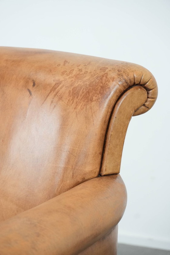 Image 1 of Fauteuil vintage discret en peau de mouton aux pieds gracieux