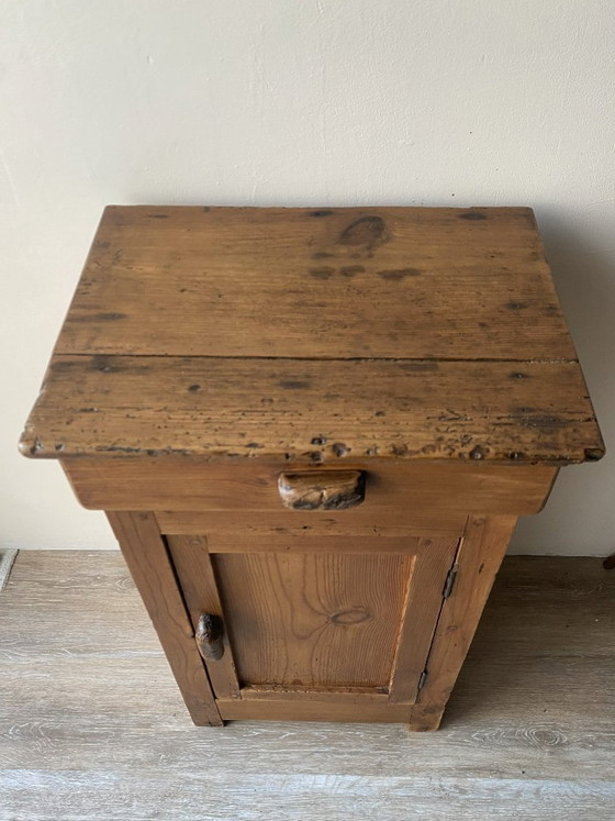 Image 1 of Mesita de noche rústica antigua de madera maciza: una pieza auténtica y cálida.