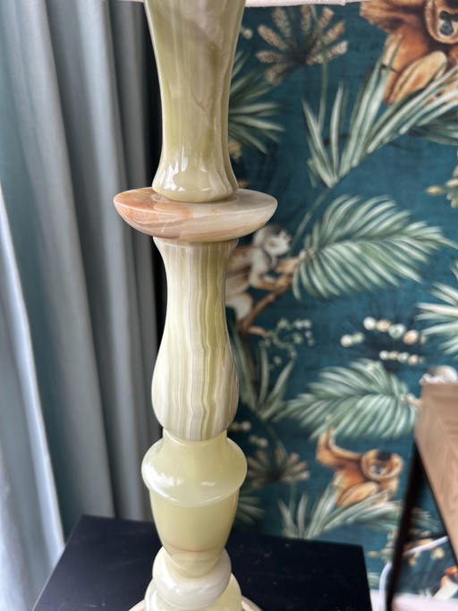 Imponente lampada da tavolo vintage realizzata in marmo onice massiccio.