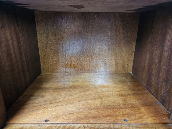 Image 1 of Mesitas de noche Art Déco lineales y geométricas en nogal