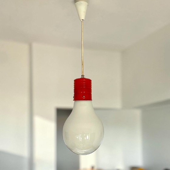 Lampada a sospensione arancione in vetro opalino a forma di lampadina Edison, stile Mid-Century Modern, anni (photo 4 of 10)