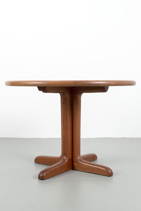 Image 1 of Table de salle à manger ronde danoise, en bois de teck.