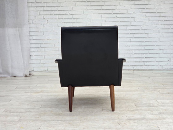 Image 1 of Deense fauteuil uit de jaren 70, zwart kunstleer, poten van teakhout.