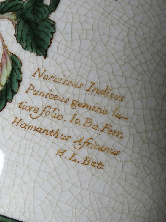 Image 1 of Impresionante jarrón antiguo de Wong Lee con cerámica craquelada y decoración botánica policromada, circa 1895.