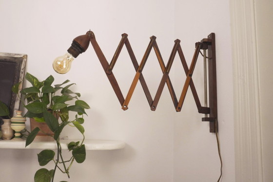 Image 1 of Wandlamp in schaarvorm uit het midden van de 20e eeuw, Scandinavische accordeonlamp, verstelbare houten wandlamp met stekker.