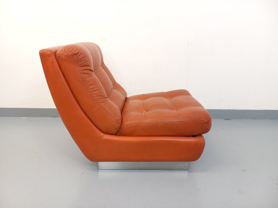 Image 1 of Vintage Roche Bobois-fauteuil in chroom en tegelkleurig leer uit de jaren 70.