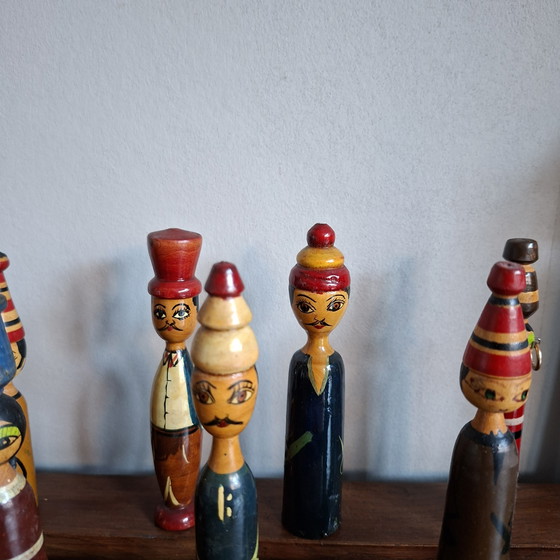 Image 1 of Poupées égyptiennes vintage en bois sur fuseau des années 70. 19 pièces.