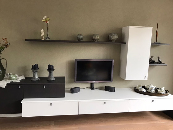 Image 1 of Interstar TV-Wandschrank in Cremeweiß und Dunkelbraun