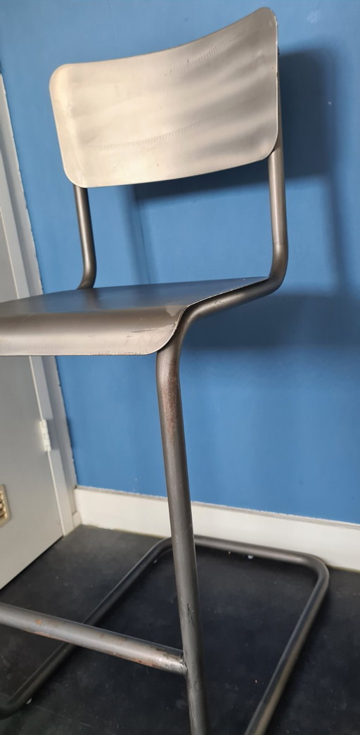 Sgabello in metallo sospeso della Schoolhouse di Restoration Hardware