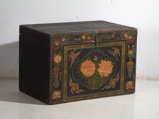 Malle chinoise ancienne peinte en bois de pin – Chine, circa 1900