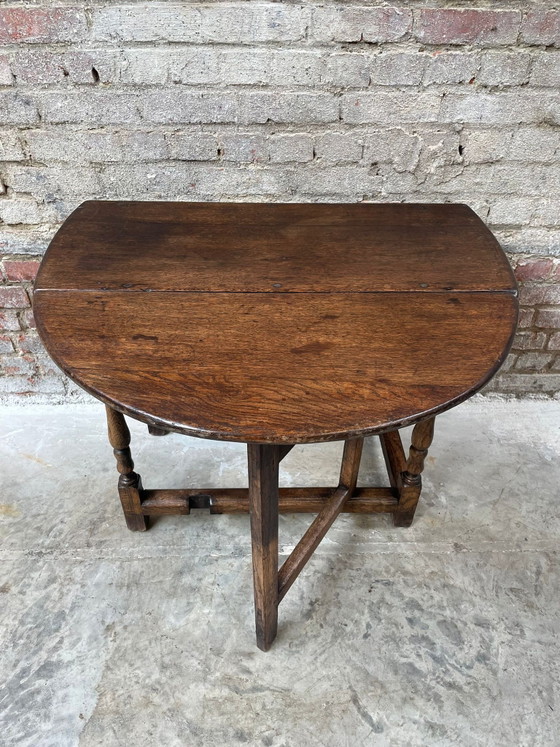 Image 1 of Tavolo antico in rovere con gambe a ribalta e cassetto