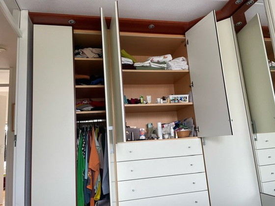 Image 1 of Hülsta Begehbarer Kleiderschrank mit Gesims und Beleuchtung