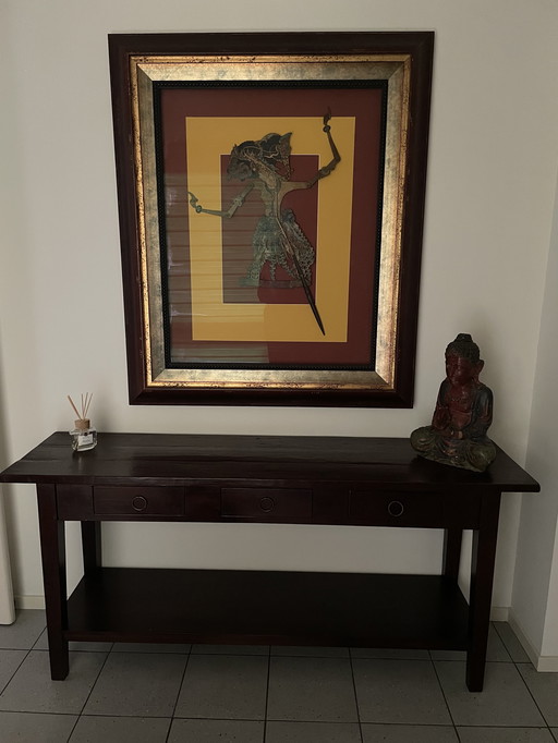 Schilderij met antieke wajangpop 130 cm. x 110 cm.