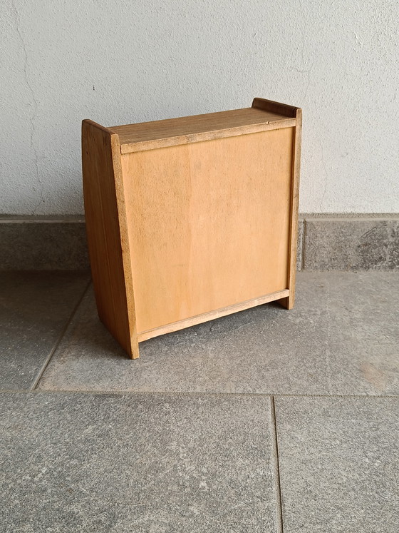 Image 1 of Klein houten wandkastje met spiegeldeur en lade, Italië, jaren 80